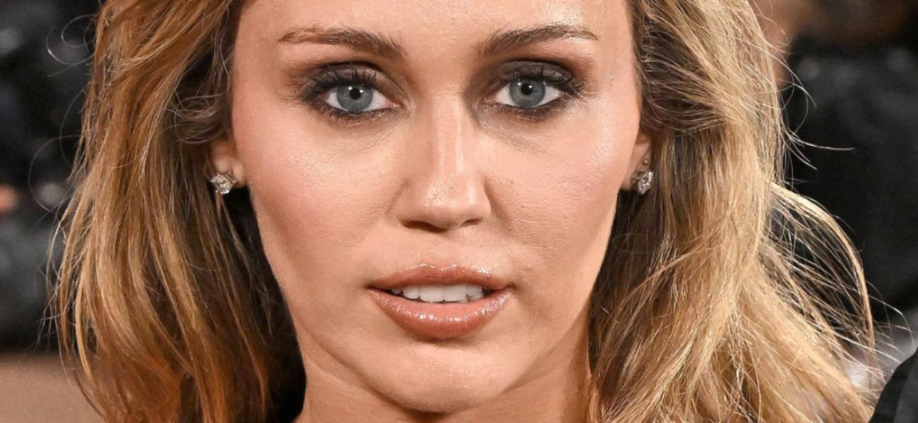Miley Cyrus surpreende beijada pelo sol em um biquíni que é muito pequeno