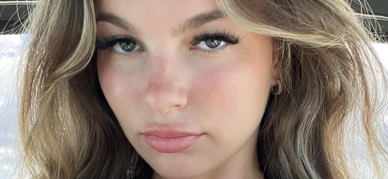 Grace Boor destaca los ‘dispositivos de flotación’ después de caerse del bikini