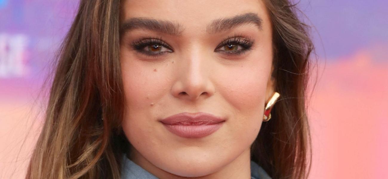 Hailee Steinfeld de biquíni com cabelo molhado exibe corpo ’10/10′