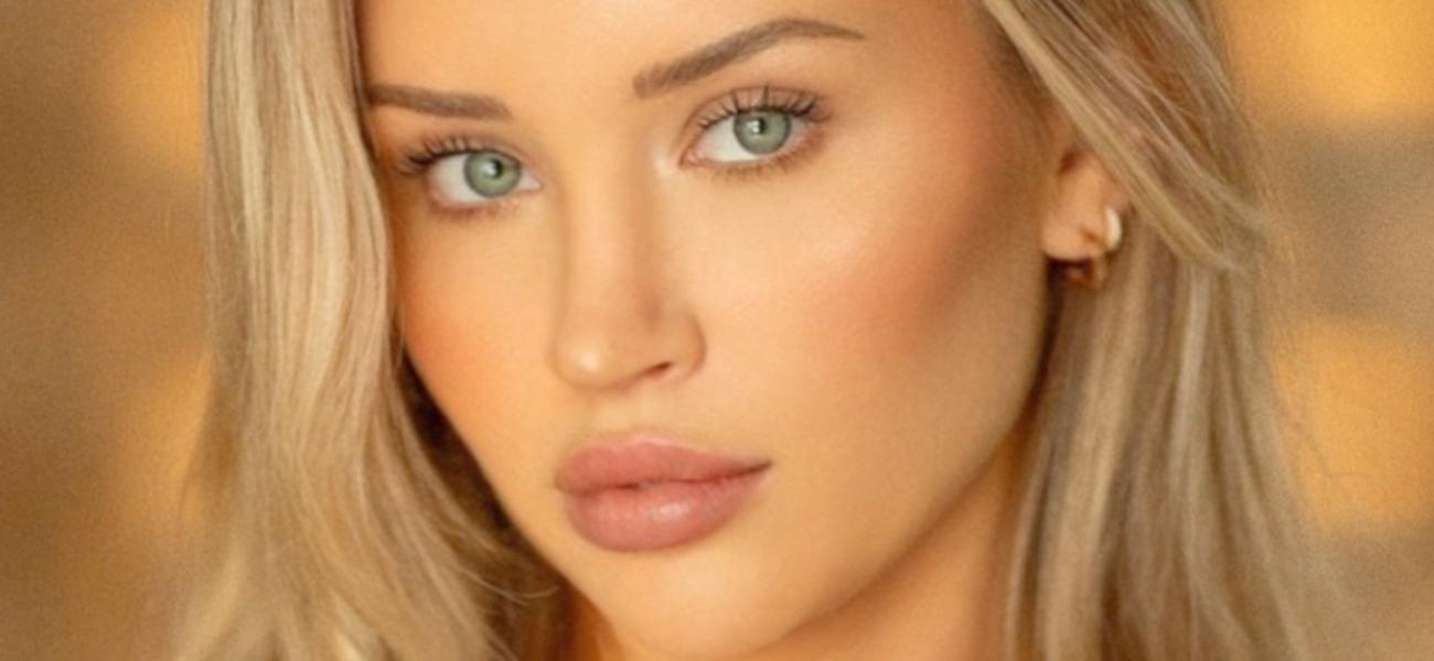 Mikayla Demaiter ajoelhada de biquíni mostra foto em ‘quadro’