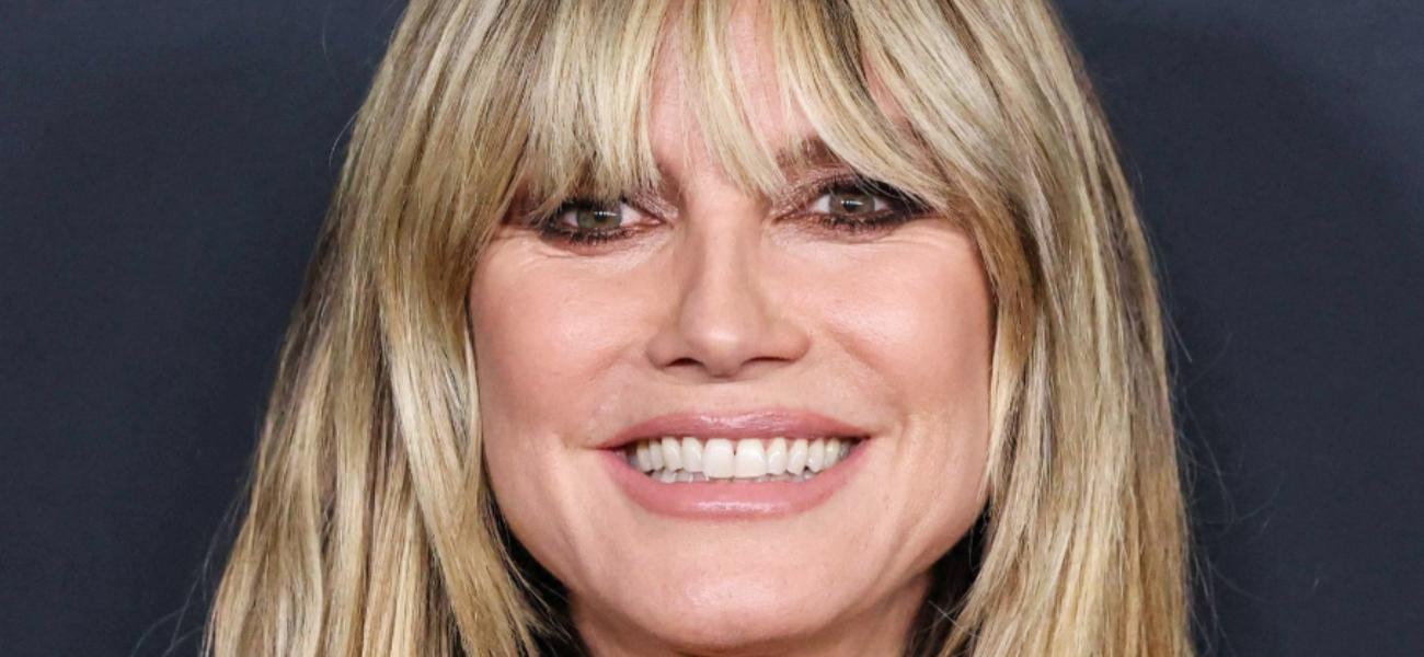 Heidi Klum pasea por las vías del tren con chaqueta y sin camisa
