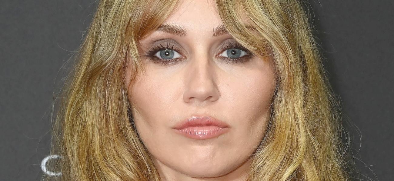 Miley Cyrus foi flagrada filmando ‘Hannah Montana’ com uma peruca loira exclusiva