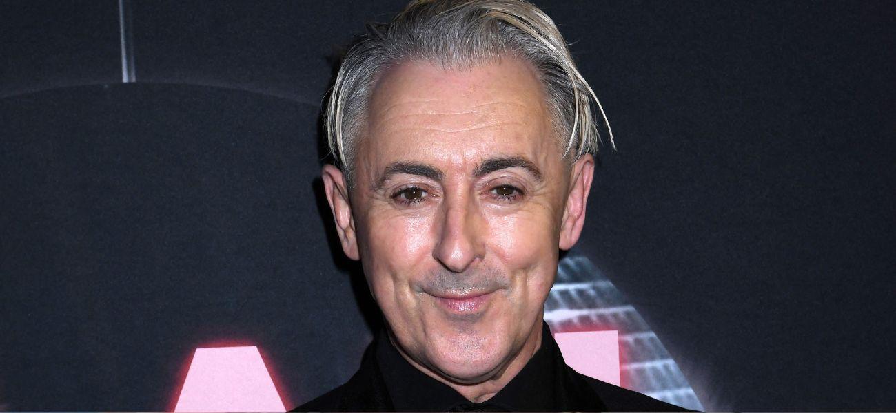 Alan Cumming criticado por pedido de desculpas por injúria racial na premiação BAFTA