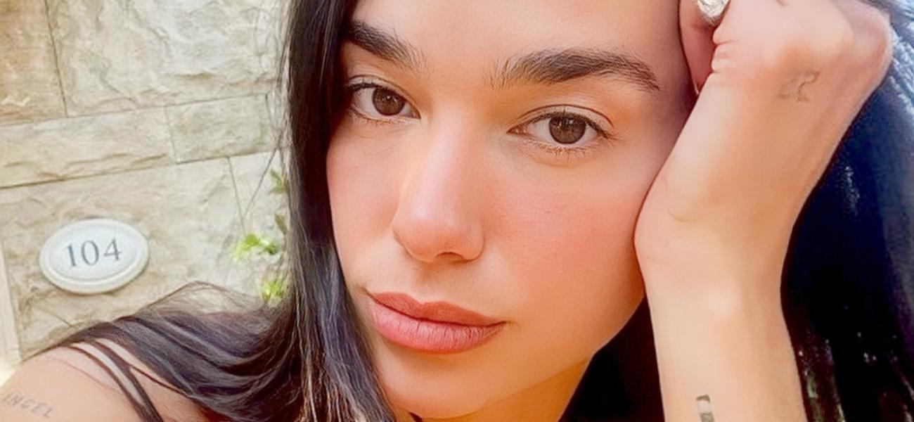 Dua Lipa de biquíni molhado com mamilos, assediada por parecer ‘bem alimentada’