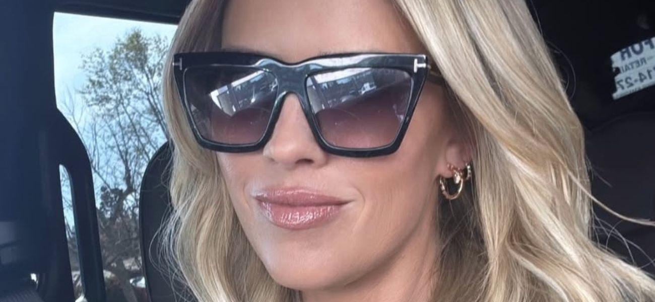 Christina Haack brinda à “vida do champanhe” em um biquíni minúsculo