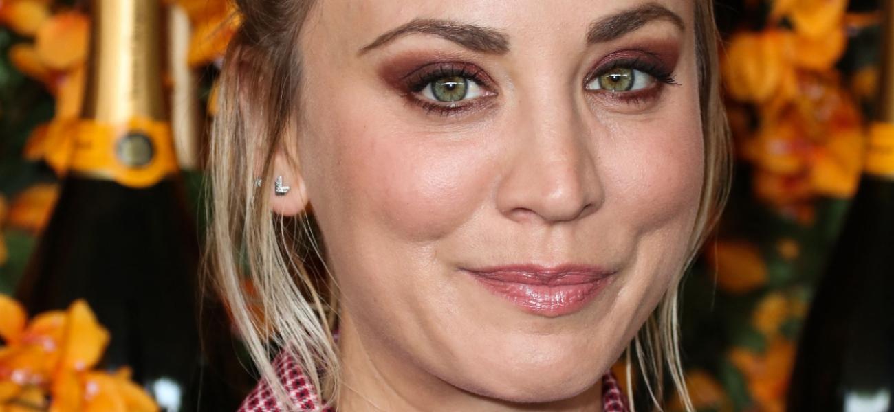 Kaley Cuoco surpreende com minivestido e salto alto