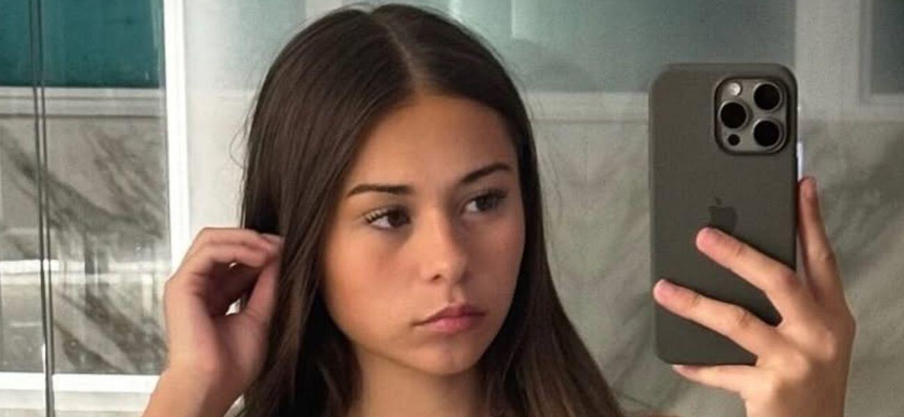 Sophie Rain, de cueca ousada, pergunta: “Qual cor combina comigo?”