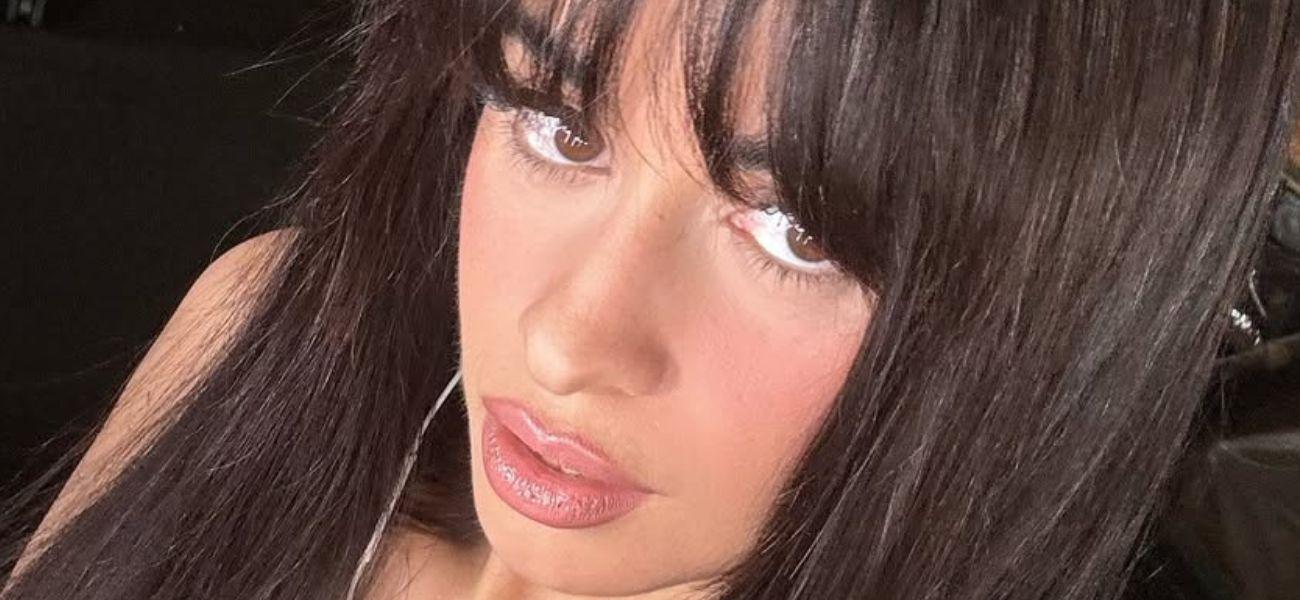 Camila Cabello chama a atenção como a ‘valentona do biquíni vermelho’ na praia