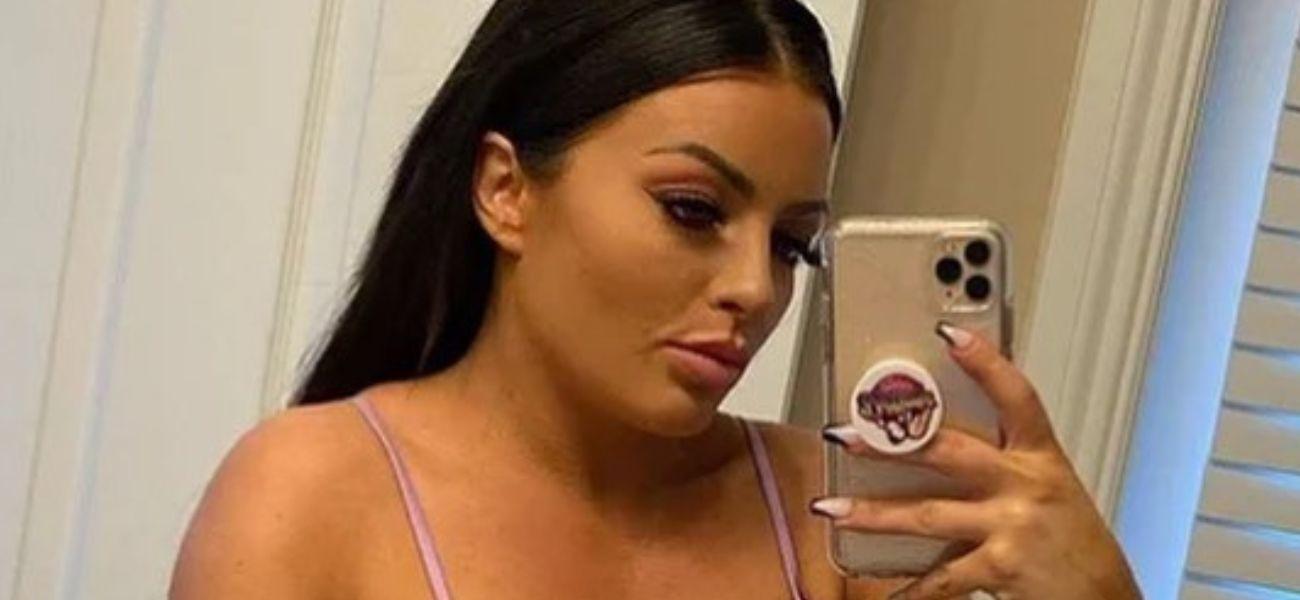 Mandy Rose fica de queixo caído em um biquíni minúsculo e joias corporais ousadas