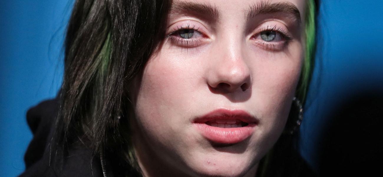 Billie Eilish beijada pelo sol em biquíni profundo provoca conversas nos mamilos