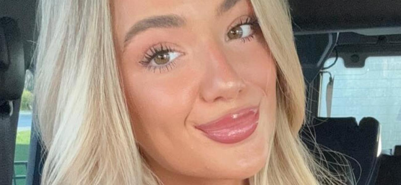 Autumn Ren puxando o biquíni para baixo destaca suas “laranjas”