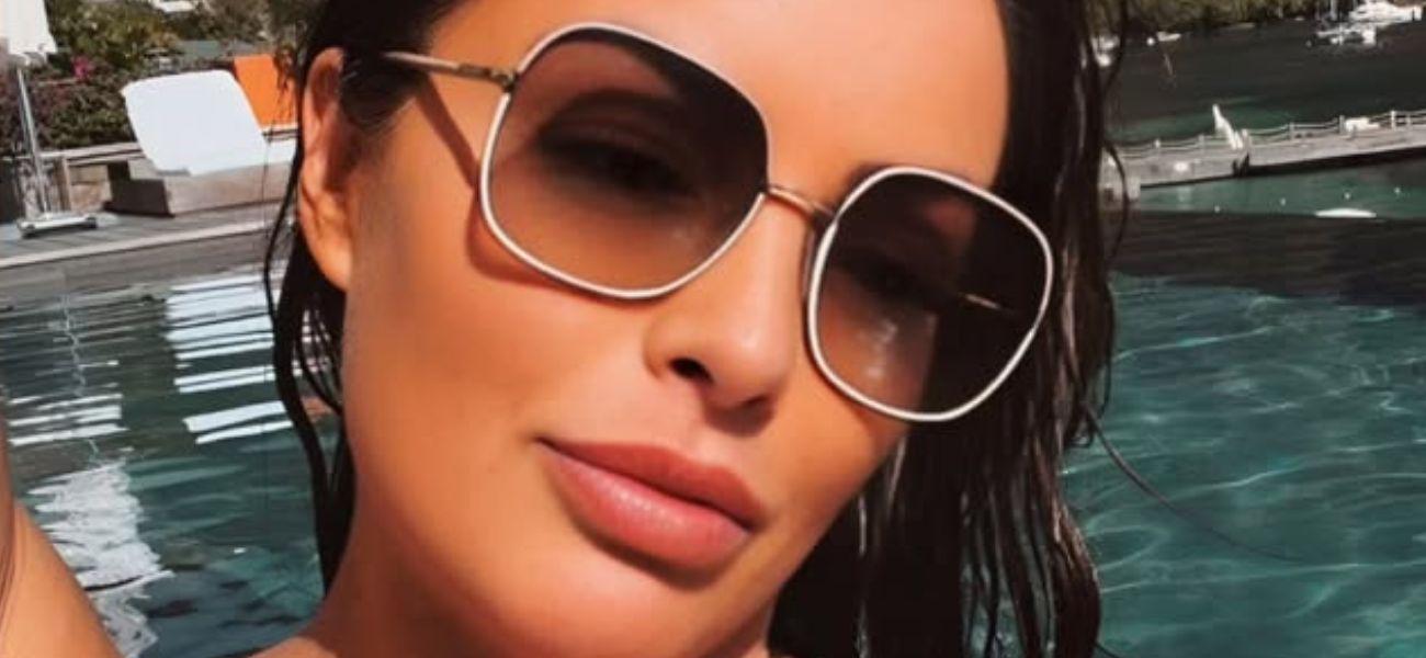 Mandy Rose chama a atenção em um biquíni azul elétrico