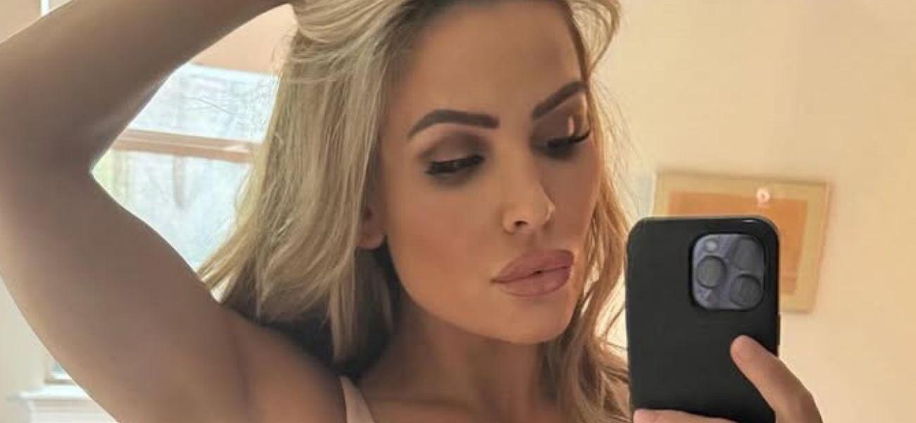 Nattie Neidhart é chamada de ‘MILF total’ depois de um biquíni dourado na piscina