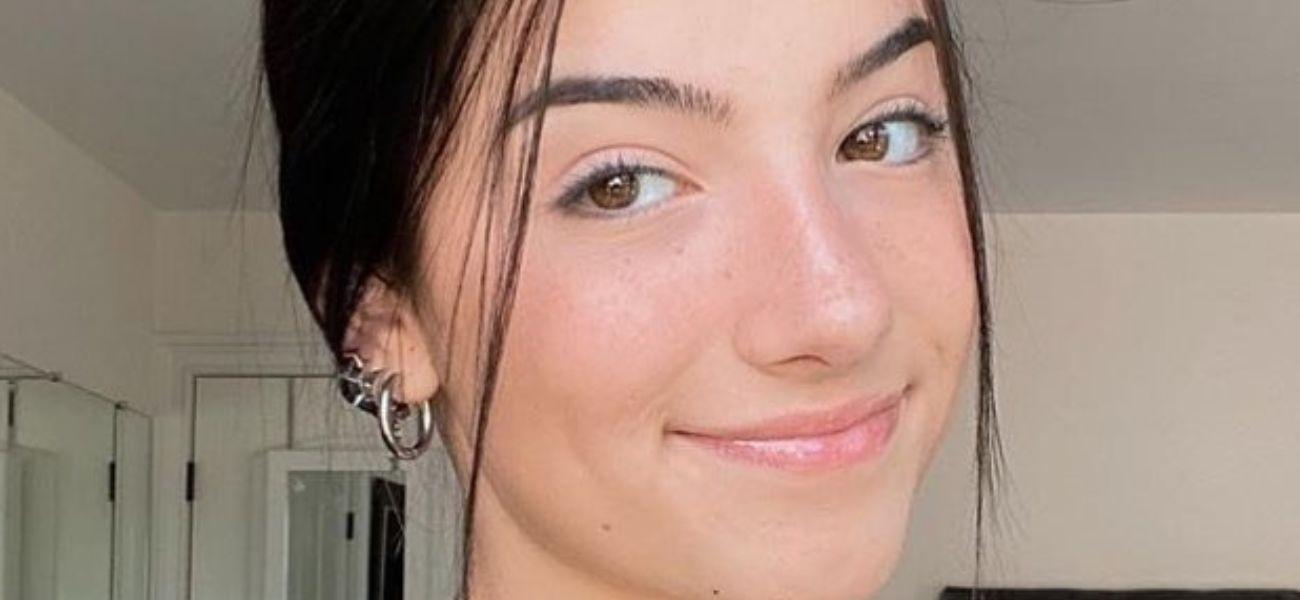 Charli D’Amelio deixa o queixo caído com pose de biquíni brilhante e provocação ‘Shh’