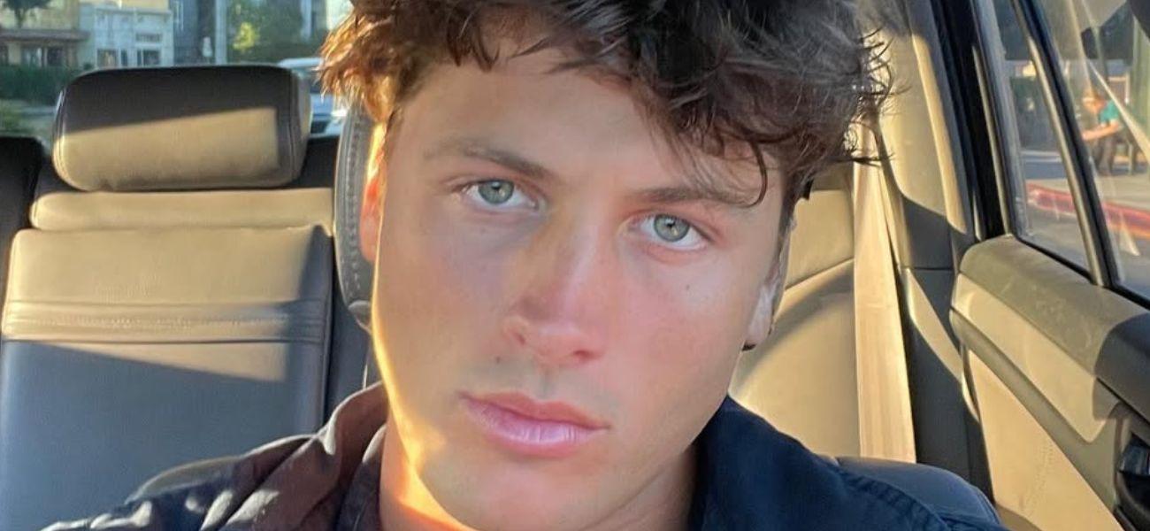 Rob Rausch flexiona seu abdômen na ‘armadilha da sede’ sem camisa