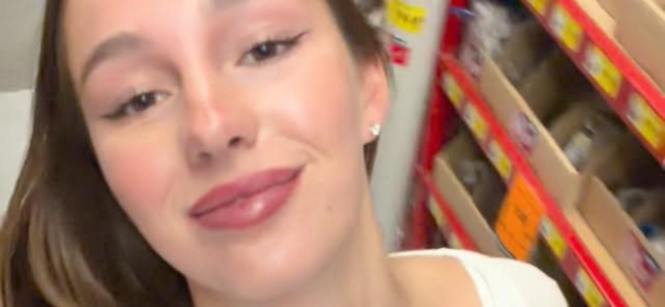 Ella Alexandra cortando a grama em um biquíni precisa de “proteção” Ella Alexandra cortando a grama em um biquíni precisa de “proteção”