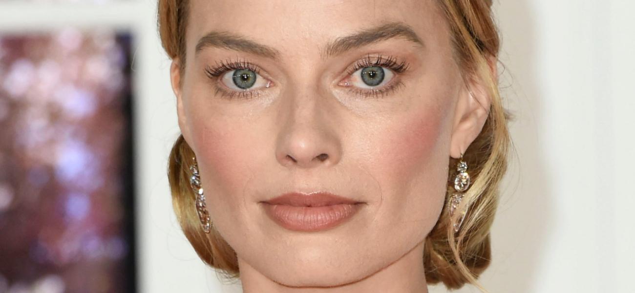 Margot Robbie com top skimpy transparente “Precisa começar a comer”
