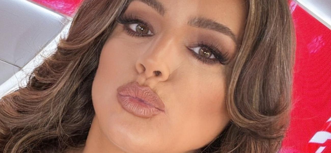 Kelly Brook beijou o sol em um biquíni que dizia para ela ‘encolher os seios’