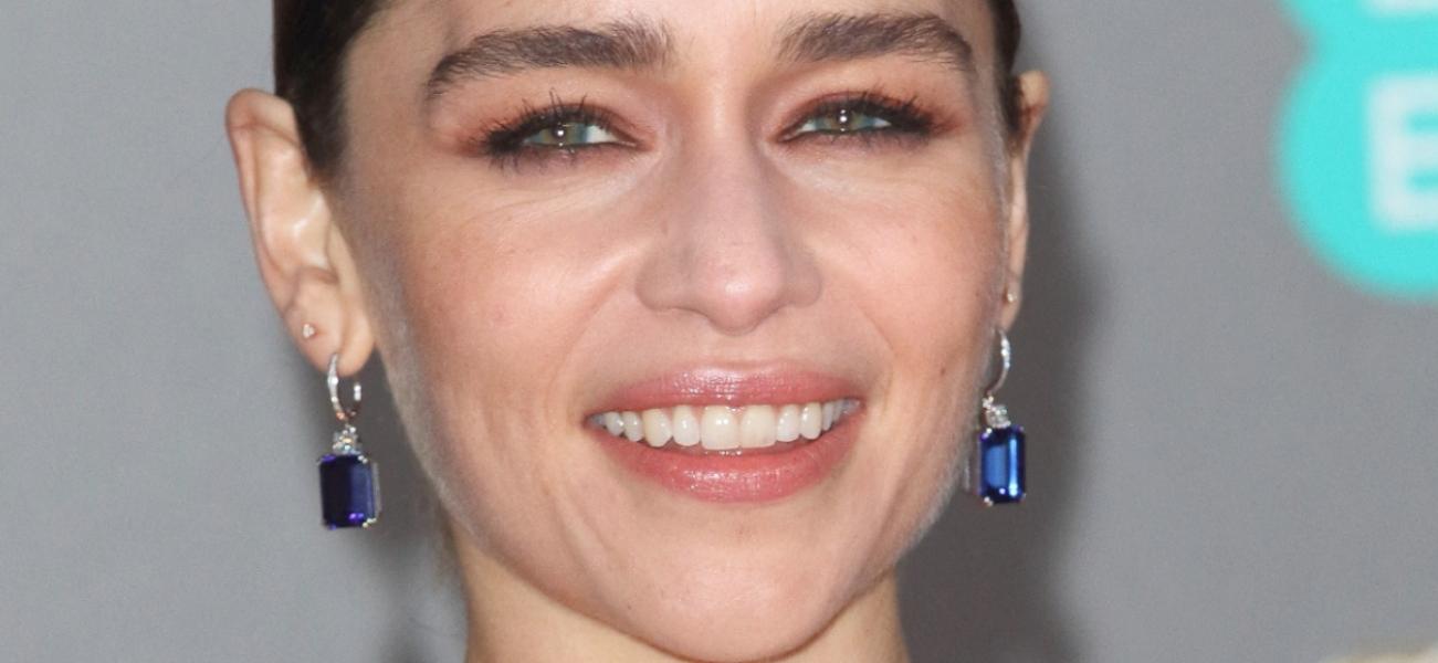El traje de baño con tirantes profundos de Emilia Clarke es ‘alucinante’