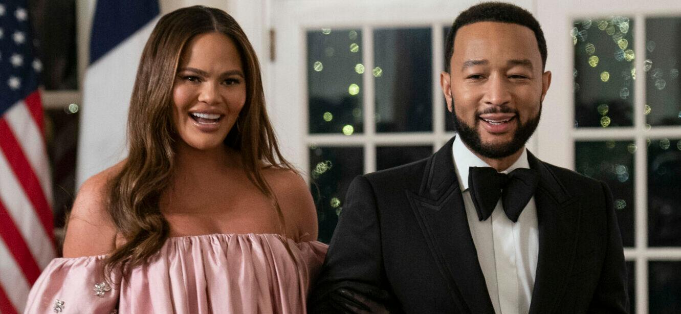 Chrissy Teigen Outs Husband John Legend's Sleeping Habit(01)