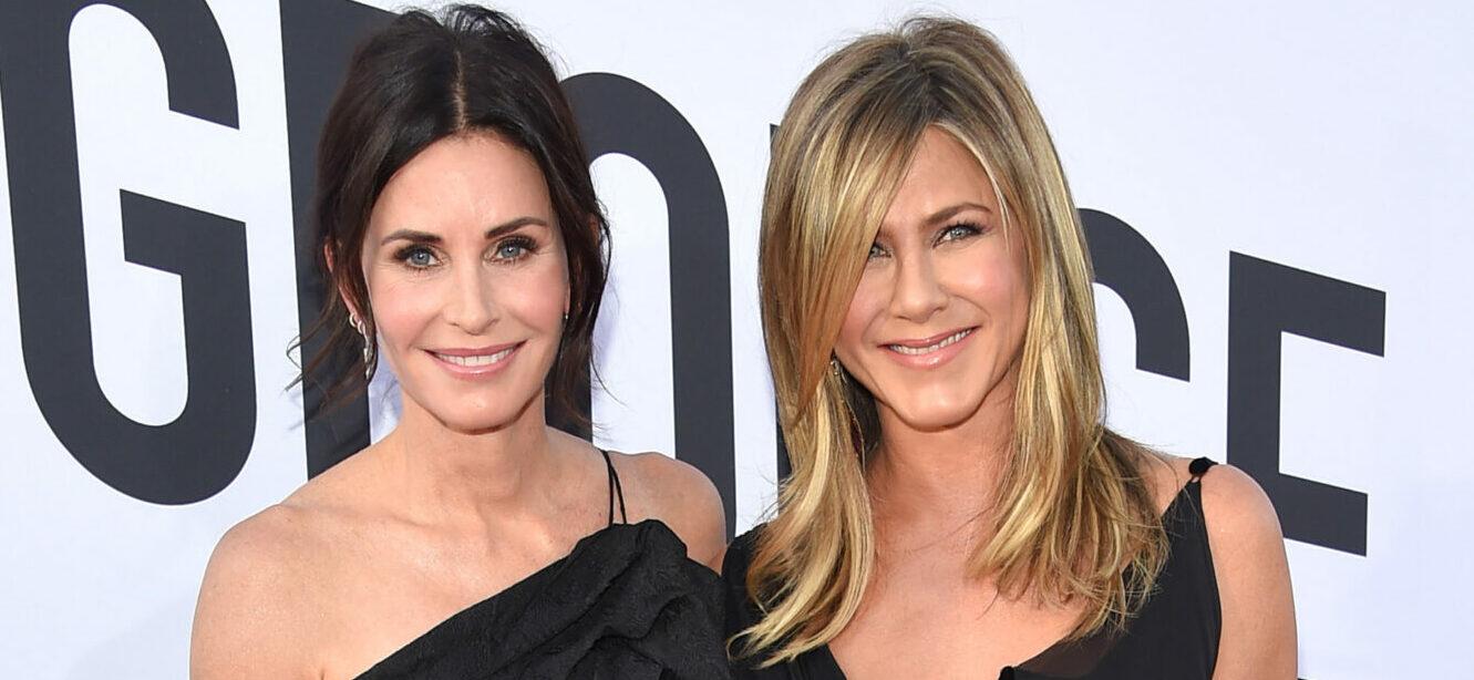 Jennifer Aniston Talks Courteney Cox's Walk Of Fame Star(00)