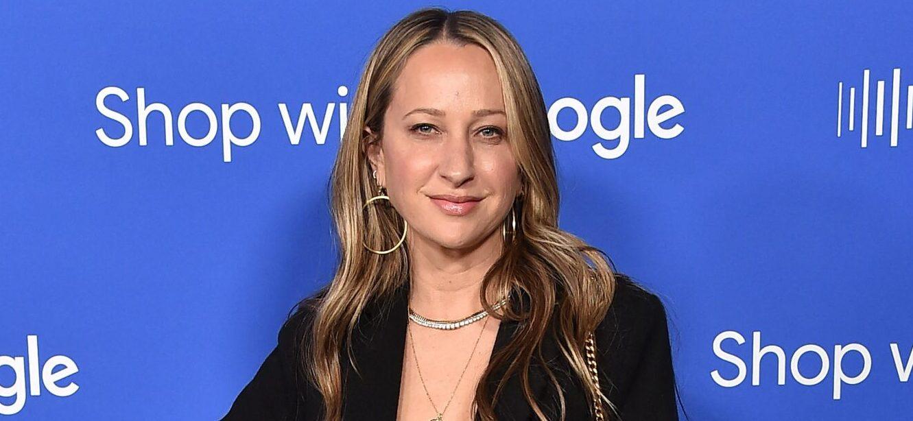 Jennifer Meyer chama a atenção com uma saída ousada com uma barriguinha de bebê