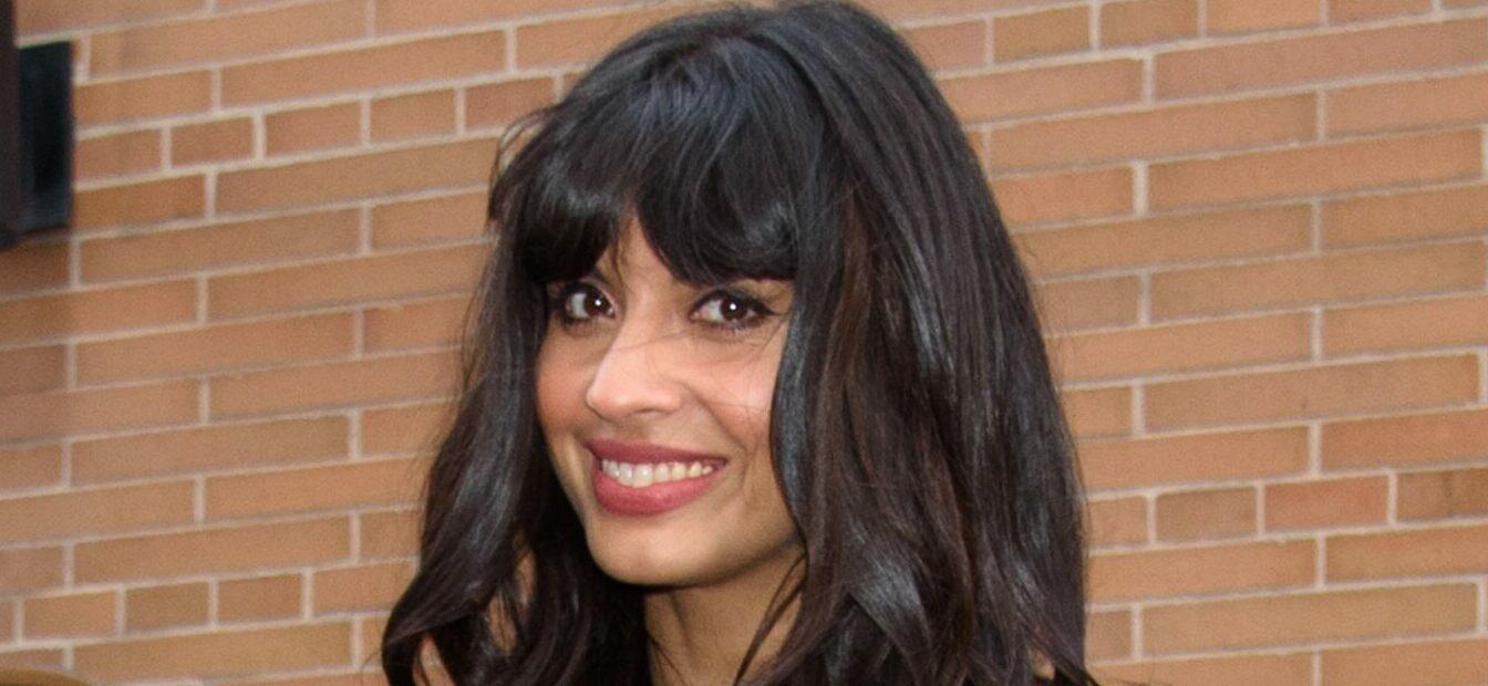 Jameela Jamil diz que é ‘feminista’ depois de chamar Blake Lively de ‘vilão’