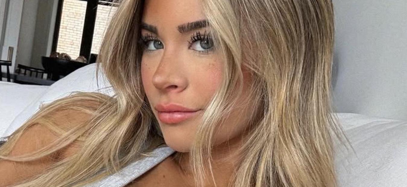 Emily Elizabeth deixa seu biquíni no Million Dollar Cowboy Bar