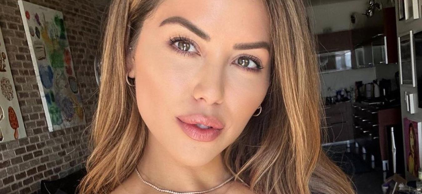 A beijada pelo sol Brittney Palmer exibe seus ‘Tomatoes’ em top sem sutiã