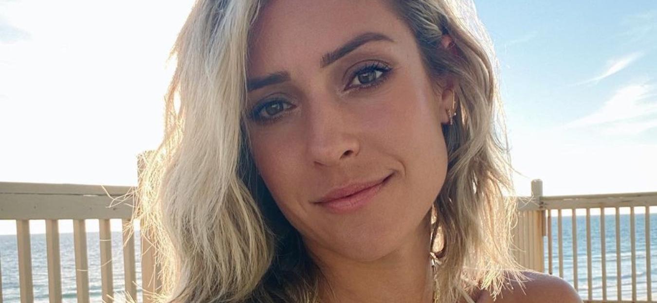 Kristin Cavallari tampil memukau saat memamerkan perutnya yang terpahat dalam balutan pakaian denim