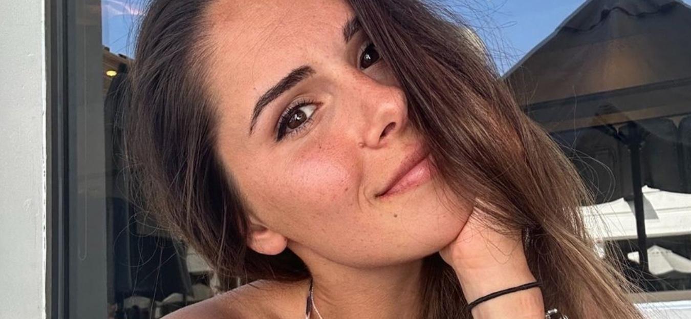 Speed ​​​​skater Alexandra Ianculescu memamerkan selulit dan stretch mark dalam balutan bikini hitam