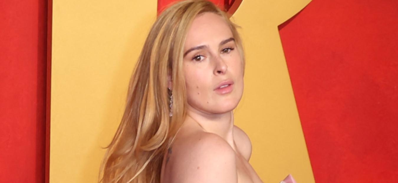 Rumer Willis tertegun saat dia telanjang bulat di bak mandi luar ruangan