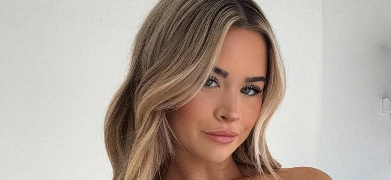 Emily Elizabeth Shows Busty Bikini View At ‘Happiest’ Moment