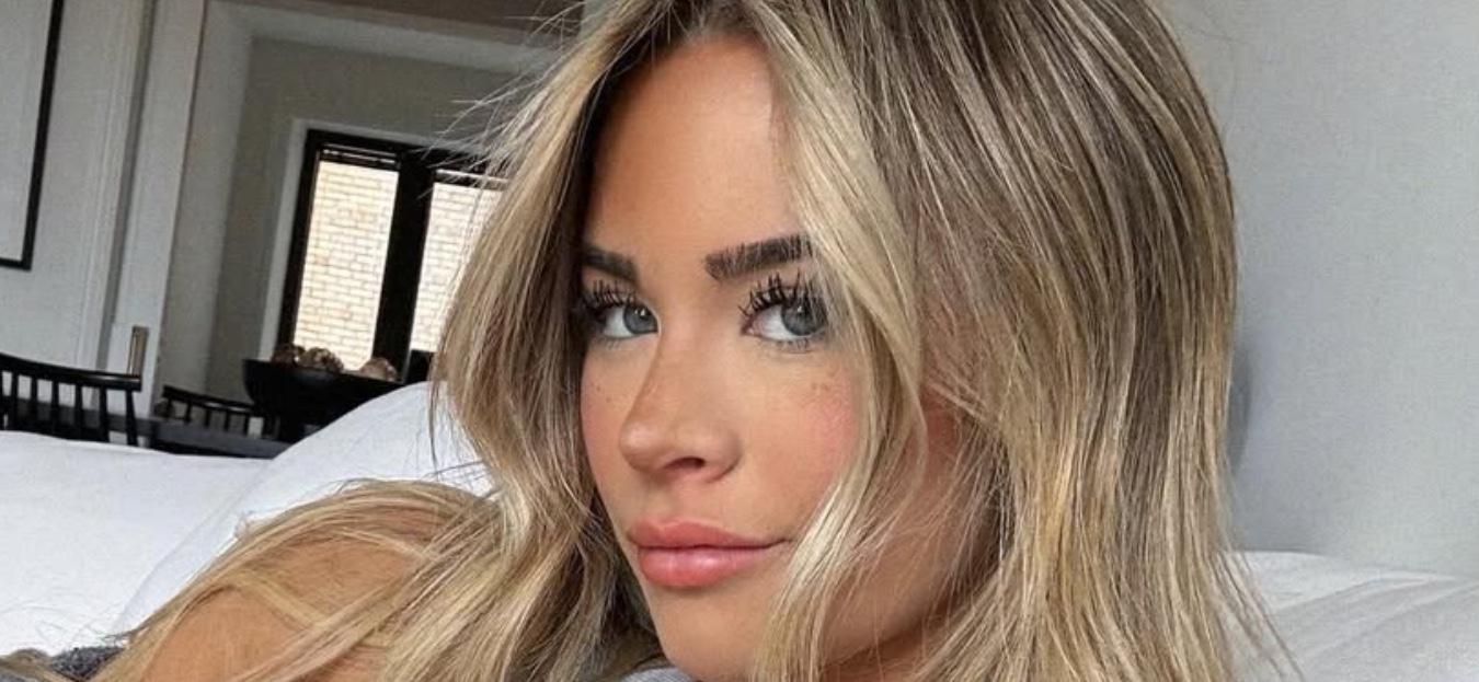 Emily Elizabeth em um biquíni minúsculo foi chamada de “idiota” por uma foto “cortada”.