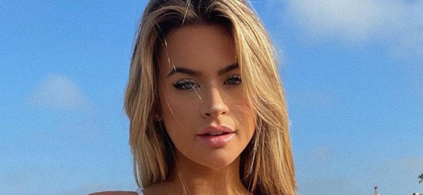 Emily Elizabeth muestra su ‘Poke Belly’ en bikini hawaiano