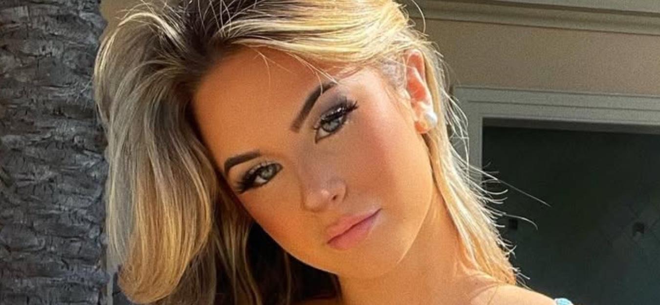 Emily Elizabeth em maiô decotado está “cada vez mais bonita”