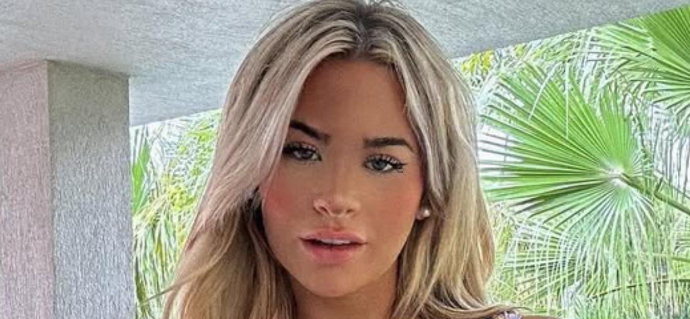 Emily Elizabeth dice ‘Hablemos’ en traje de baño negro escotado Emily Elizabeth dice ‘Hablemos’ en traje de baño negro escotado