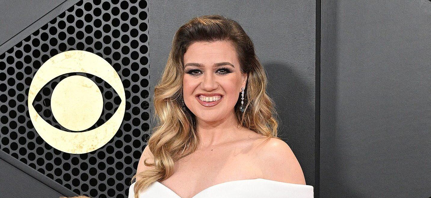 Kelly Clarkson Puts 'Hidden Battles' Behind Her With Bold New Look For 'The Voice'