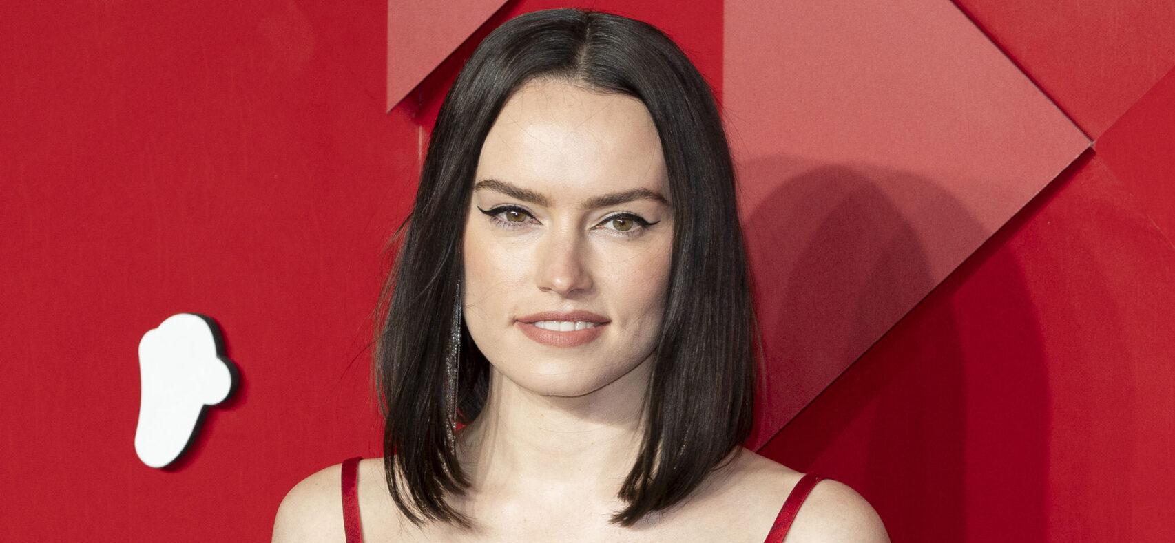 A ex-aluna de ‘Star Wars’, Daisy Ridley, oferece uma nova atualização enigmática de filmagem