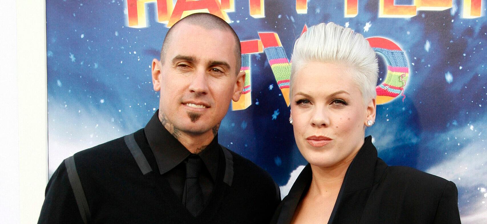Pink encerra seu casamento de 20 anos com seu marido Carey Hart