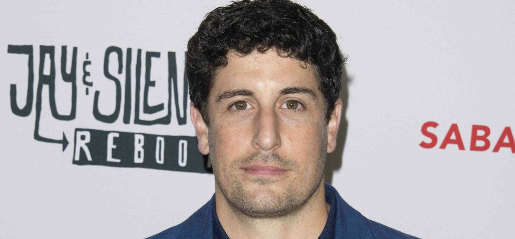 Jason Biggs é criticado por mostrar a seu filho sua infame cena de “American Pie”.