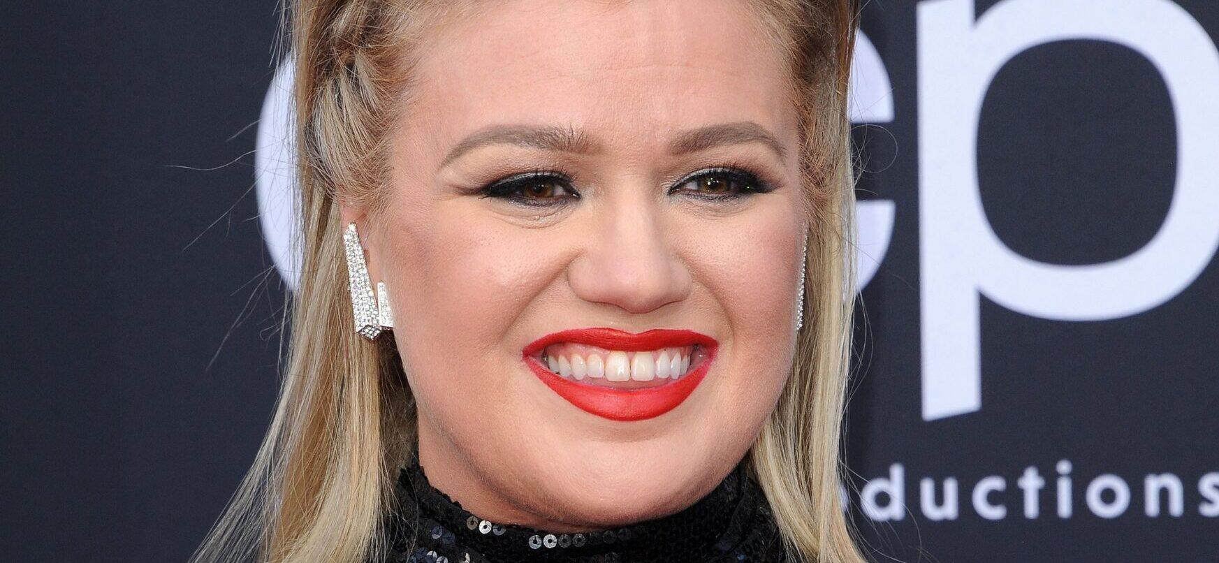 Kelly Clarkson disse que seria ‘One Foot Out The Door’ em meio a rumores de saída de talk shows