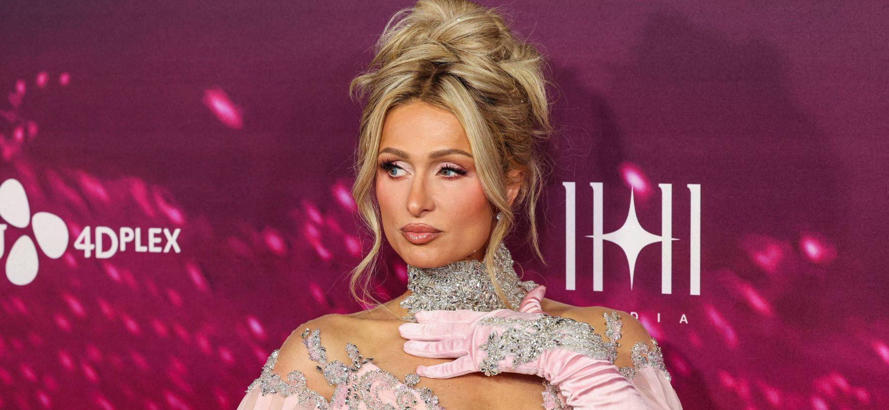 Paris Hilton comemora o ano novo com um biquíni de leopardo que abraça as curvas