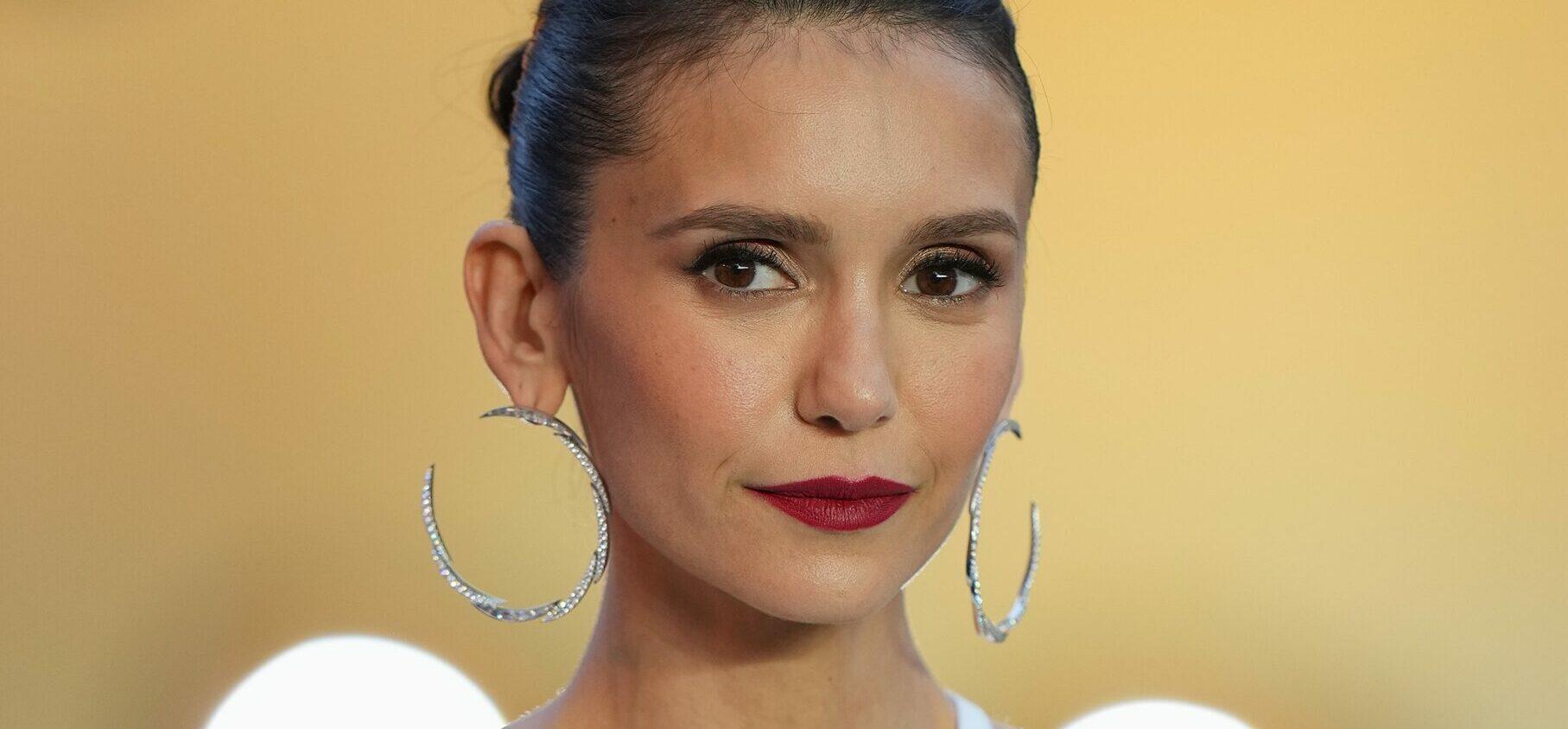 Nina Dobrev compartilha um look atrevido usando um biquíni listrado