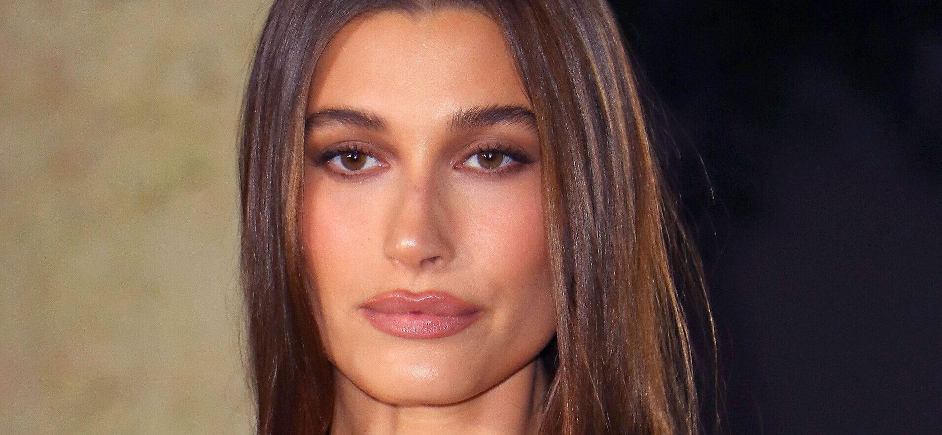 Hailey Bieber canaliza Soft Glam em Sultry Pink Editorial Snap