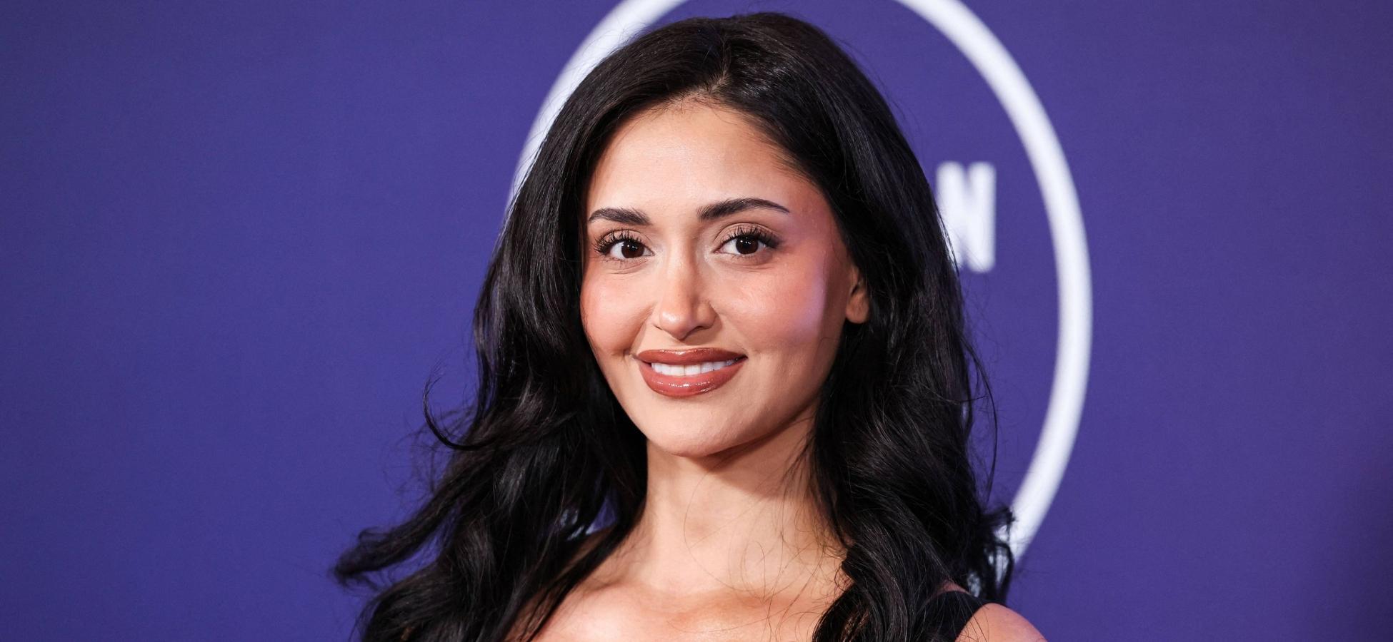 Leah Kateb deixa pouco para a imaginação com look puro e sensual