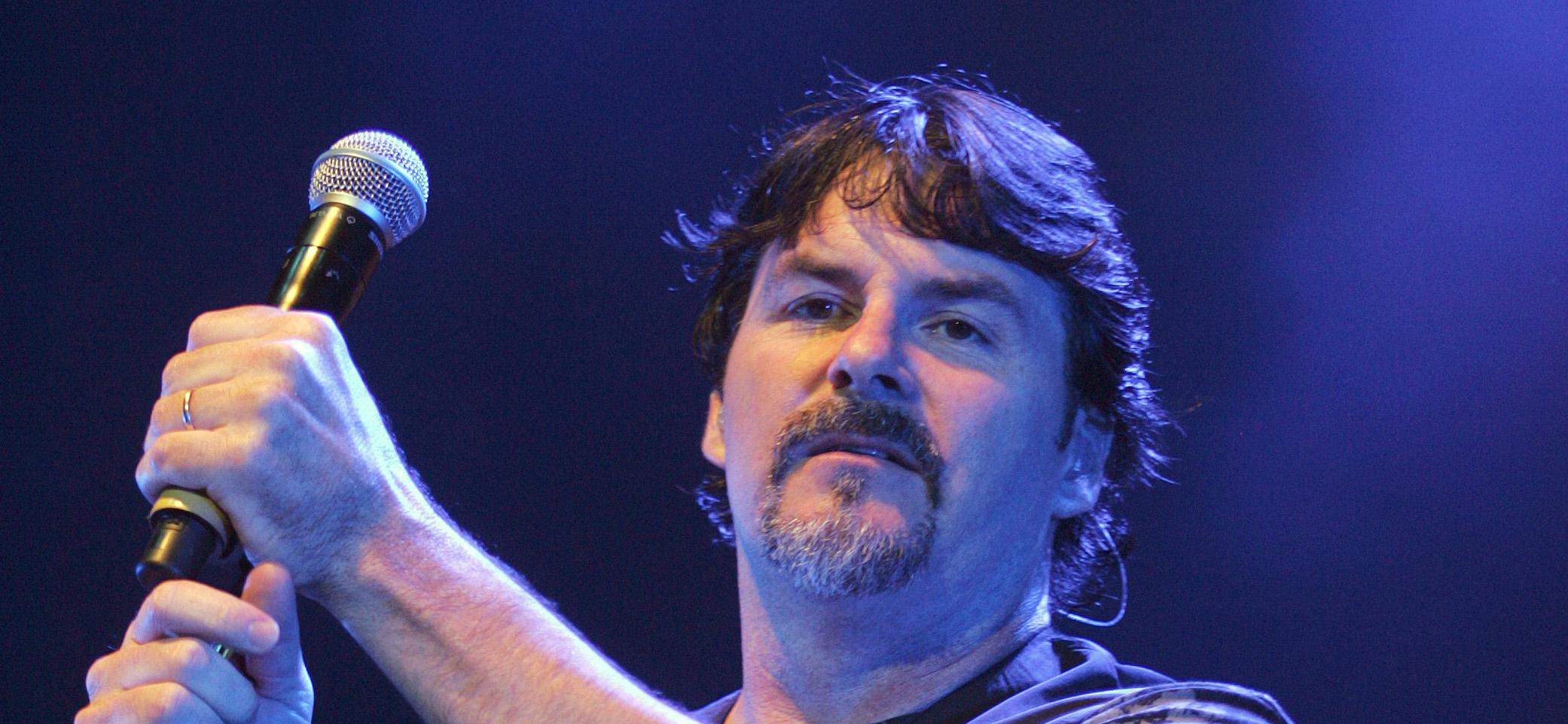 A inspiradora jornada do rock do cantor de Boston Tommy DeCarlo termina aos 60 anos