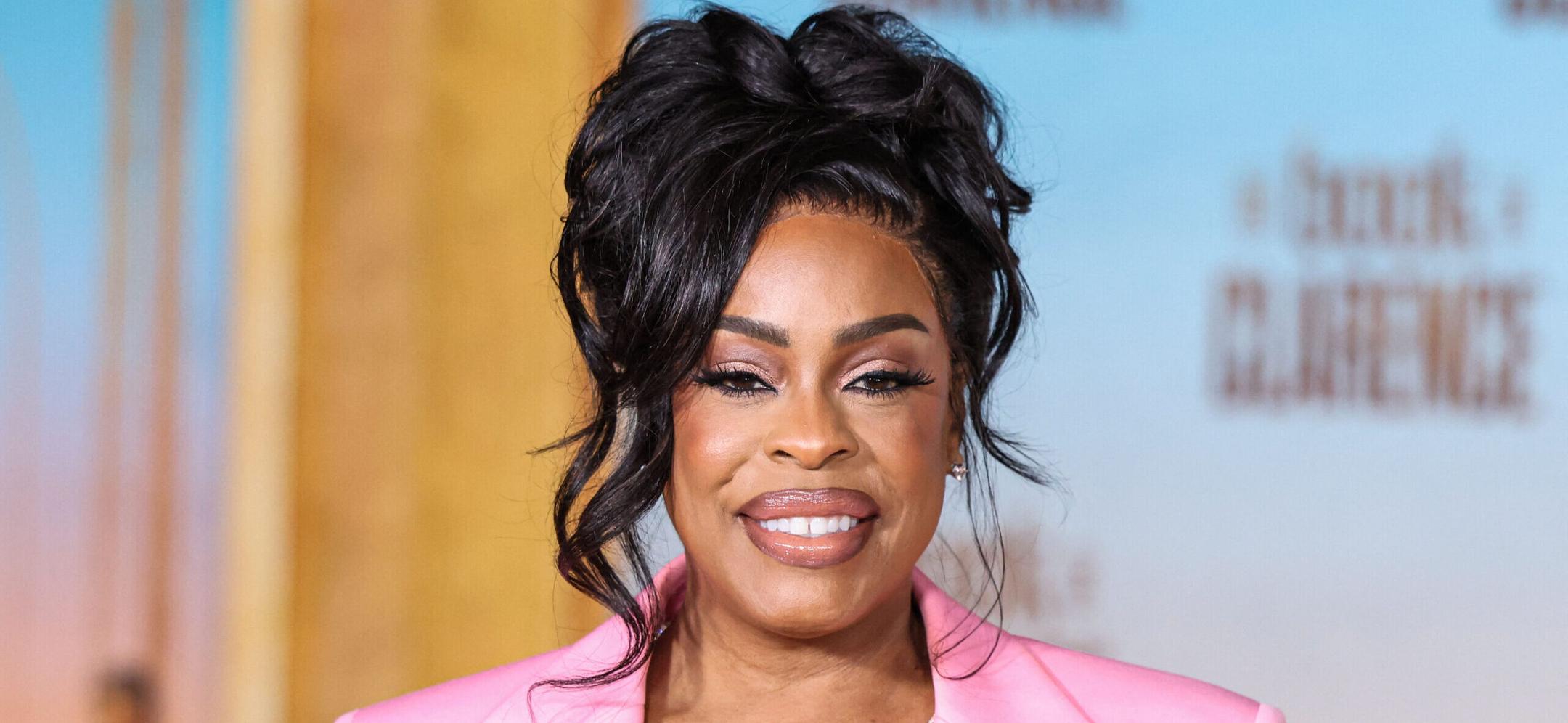 Niecy Nash Celebrates Emmy Win By SkinnyDipping In Hotel Suite
