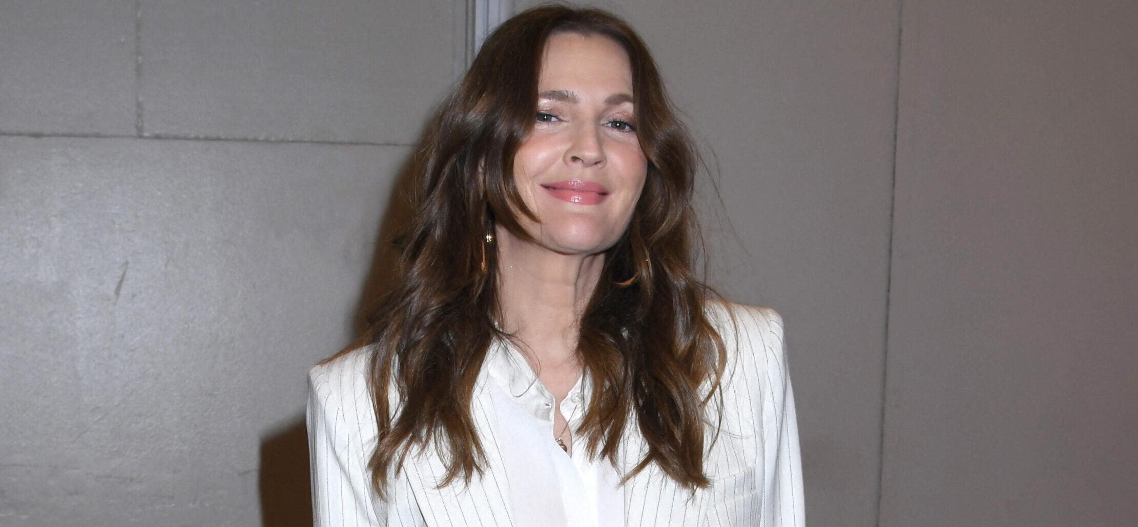 Drew Barrymore surpreende os fãs com um vídeo sem maquiagem