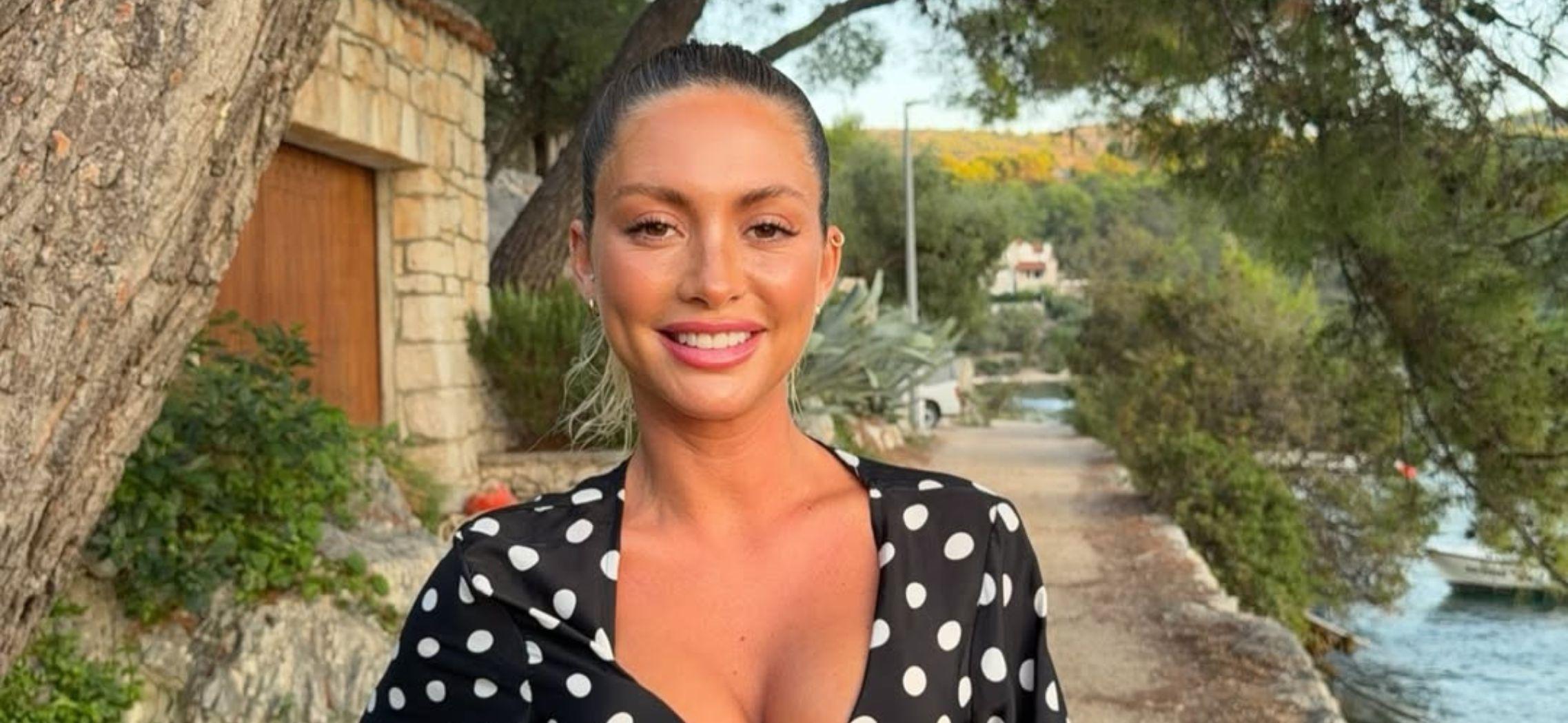 Pauline Tantot enfrenta a neve em um micro biquíni, coroada “Rainha do Gelo”